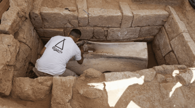 Four tombs discovered in Roman necropolis in Gaza