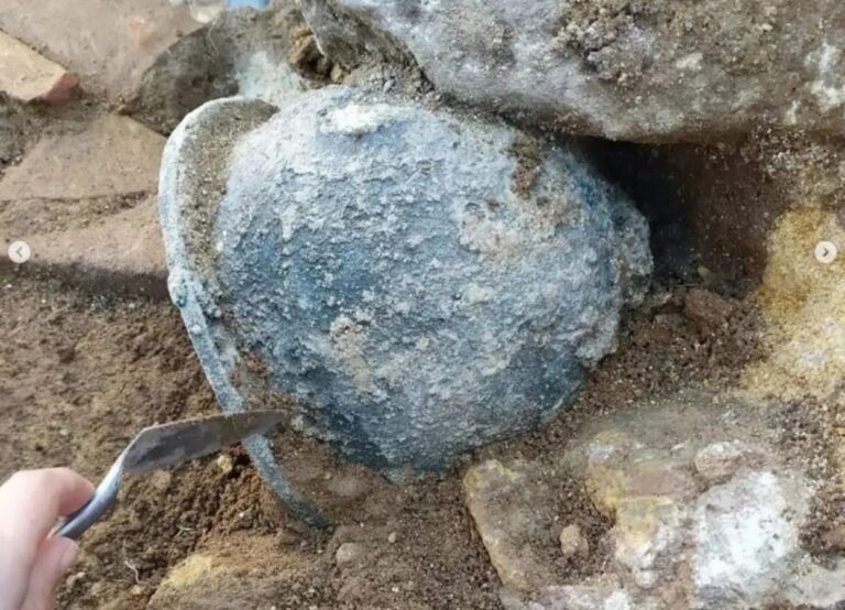 Ancient Greek helmet found in Elea-Velia