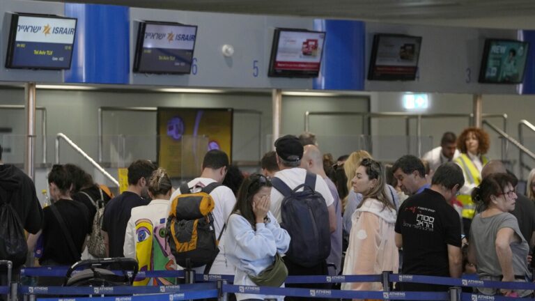 Israel-Hamas war: Israelis abroad try to return home to join the reserves or simply to help