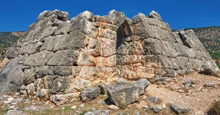 Were the ancient Greeks building pyramids at the same time as the Egyptians?